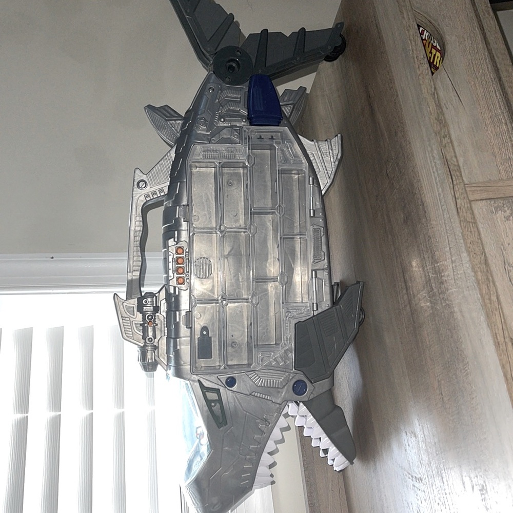 Shark carrying case/Lights and sound.